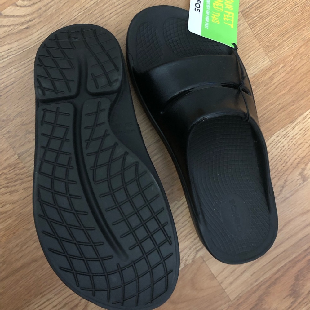 NWT Oofos OOahh Luxe Slide